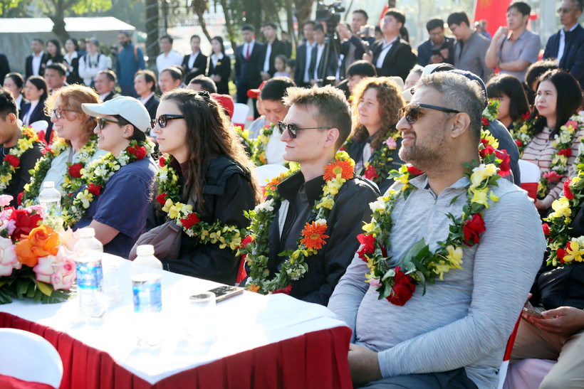 Иностранные туристы посещают Объект всемирного природного наследия Фонгня — Кебанг в 2026 году (Фото: ВИА)