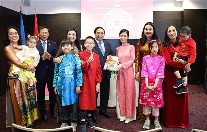 Премьер-министр Фам Минь Тьинь и его супруга подарили книги на вьетнамском языке вьетнамской общине в Эстонии (Фото: ВИА)