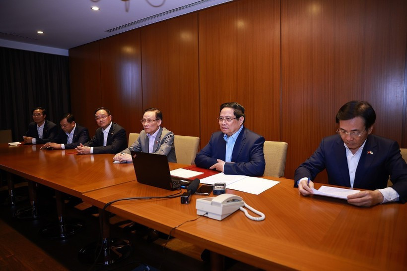 Премьер-министр Фам Минь Чинь проводит онлайн-совещание с министерствами, ведомствами и местными органами власти, чтобы направлять поисково-спасательные операции и меры по преодолению последствий стихийных бедствий (Фото: ВИА)