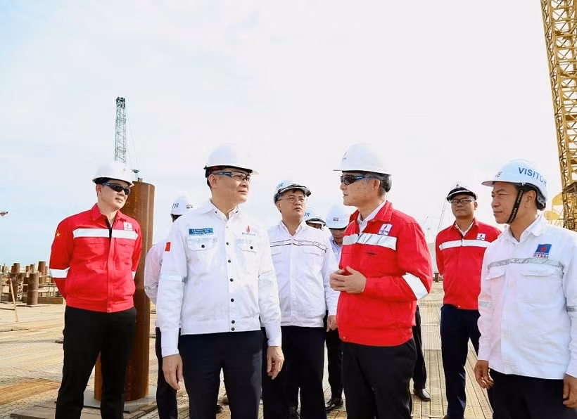 Генеральный директор Petrovietnam Ле Нгок Шон проверяет ход выполнения работ на строительной площадке проекта по освоению газового месторождения блока Б (Фото: Вьетнам+)