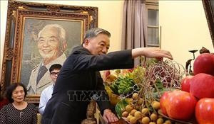 Генеральный секретарь То Лам возносит благовония в память о генерале Во Нгуене Зиапе (Фото: ВИА)