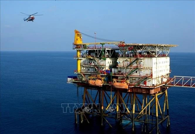 Вертолёт доставляет рабочих на нефтяную вышку СП «Вьетсовпетро» (Фото иллюстрации: ВИА) 