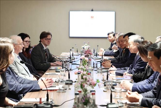 Генсекретарь То Лам принял Генерального секретаря Коммунистической партии Великобритании Роберта Гриффитса и членов делегации (Фото: ВИА)