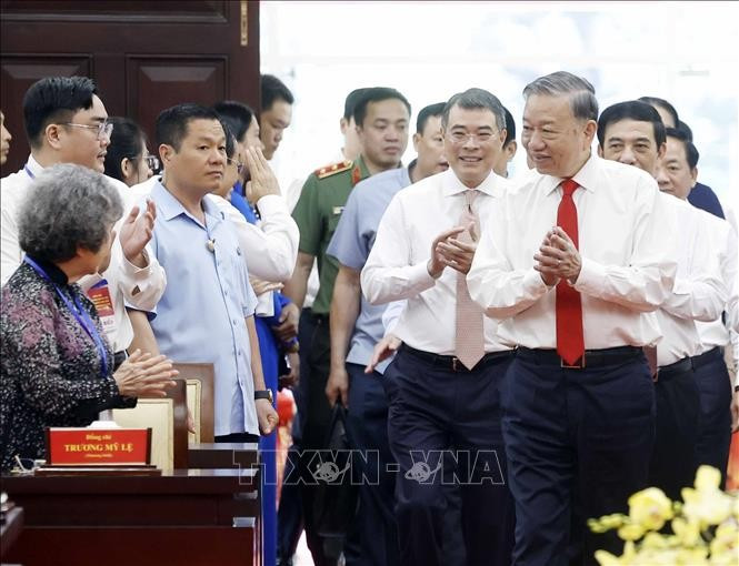 Генсекретарь То Лам посетил и поздравил с Новым годом партийную организацию, органы власти и жителей города Хошимин (Фото: ВИА)