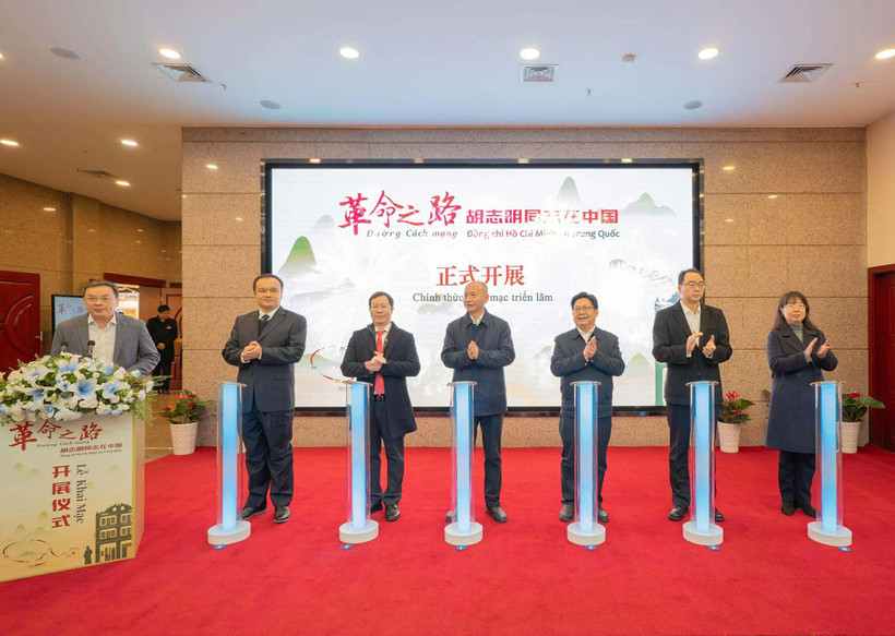 Делегаты принимают участие в церемонии открытия выставки «Революционный путь — товарищ Хо Ши Мин в Китае» в городе Чунцин (Фото: baoquocte.vn)