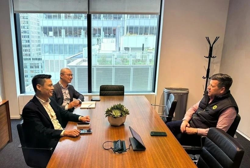 Посол Данг Хоанг Зянг и вице-президент Nasdaq Боб МакКуи на рабочей встрече