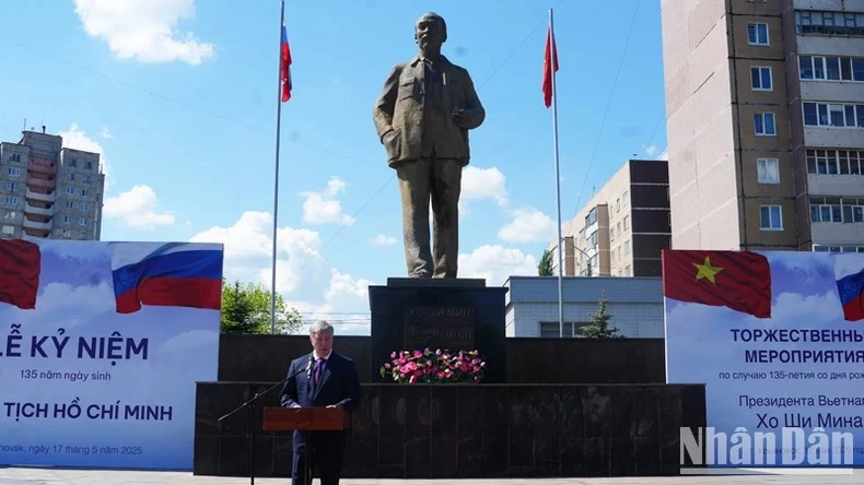 Губернатор Ульяновской области Алексей Русских выступает на торжествах
