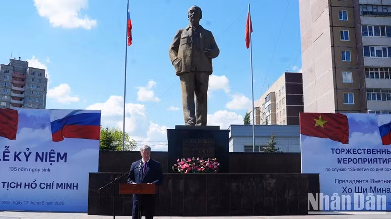 Губернатор Ульяновской области Алексей Русских выступает на торжествах