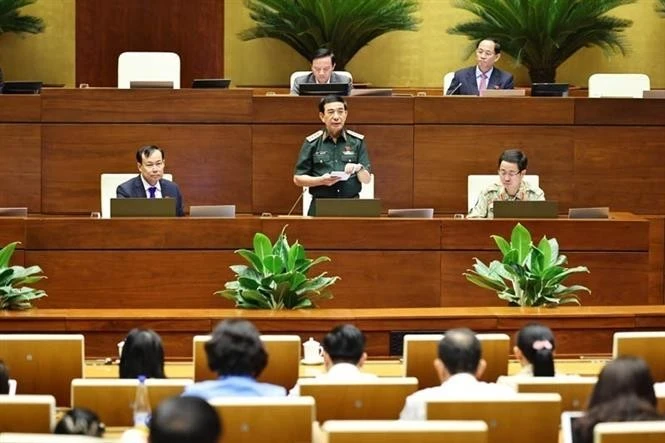 Генерал, министр обороны Фан Ван Зянг выступает, чтобы разъяснить и прояснить ряд вопросов, поднятых депутатами НС (Фото: ВИА)