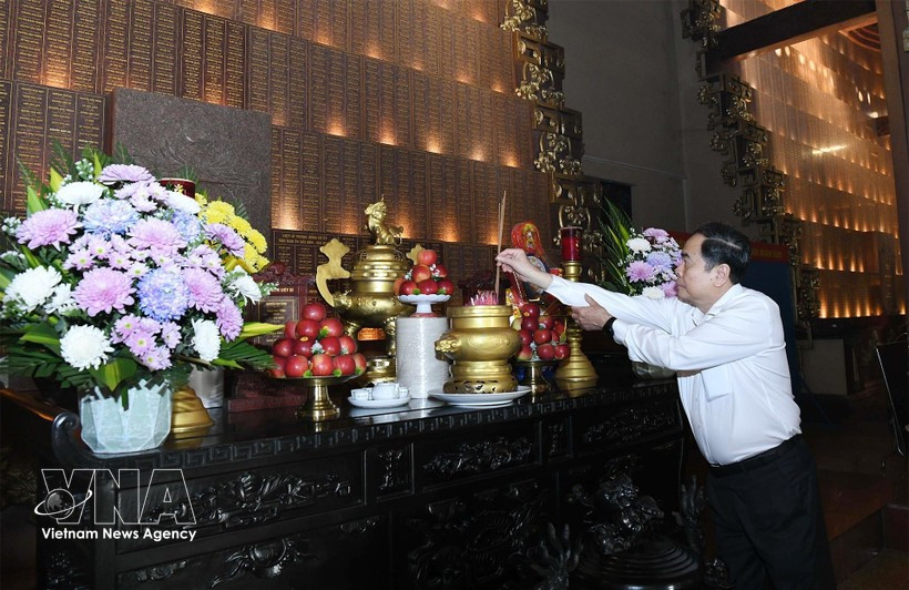 Председатель НС Чан Тхань Ман возлагает цветы и зажигает благовония в Мемориальном храме павших героев Бензыок в общине Кучи, город Хошимин (Фото: daibieunhandan.vn)