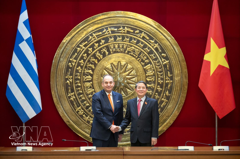 Заместитель Председателя НС Нгуен Дык Хай провёл переговоры с Первым заместителем Председателя Парламента Греции Иоаннисом Плакиотакисом (Фото: daibieunhandan.vn)