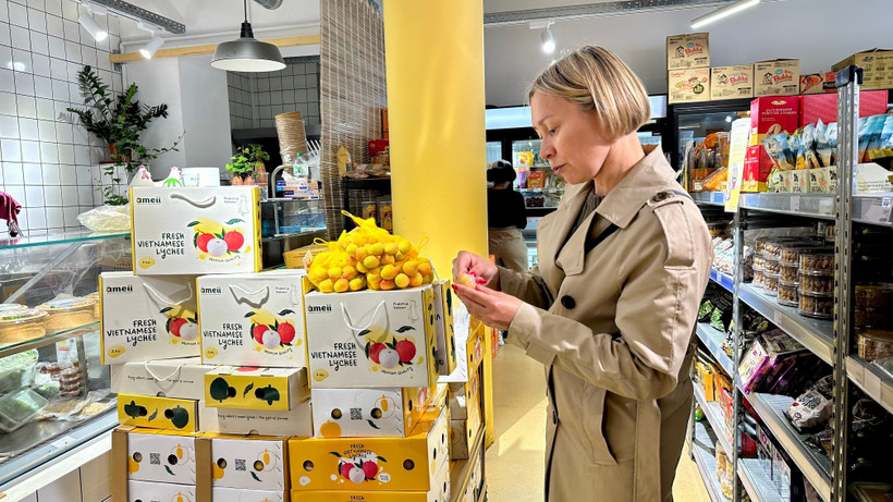 Французский покупатель пробует первые плоды личи из Вьетнама урожая 2025 года (Фото: ВИА)