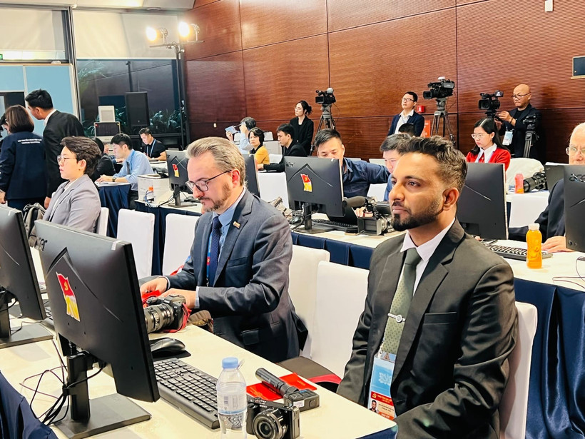 Международные представители наблюдают за работой XIV съезда в Национальном конференц-центре (Фото: ВИА)