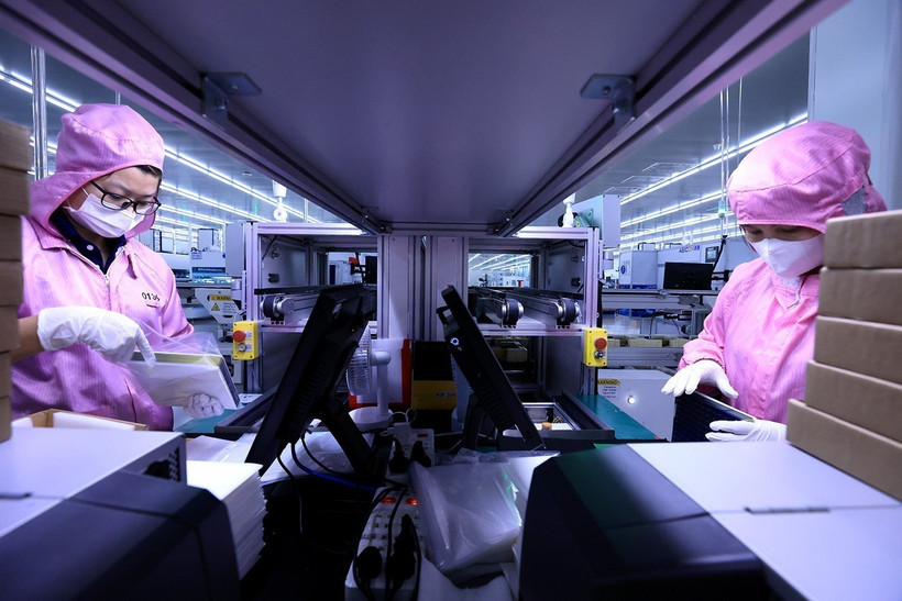 Линия контроля качества перед упаковкой продукции на предприятии Toyo Solar Co., Ltd. (100% японский капитал), занимающемся производством солнечных батарей в промышленной зоне Камкхе (провинция Футхо) (Фото: ВИА)