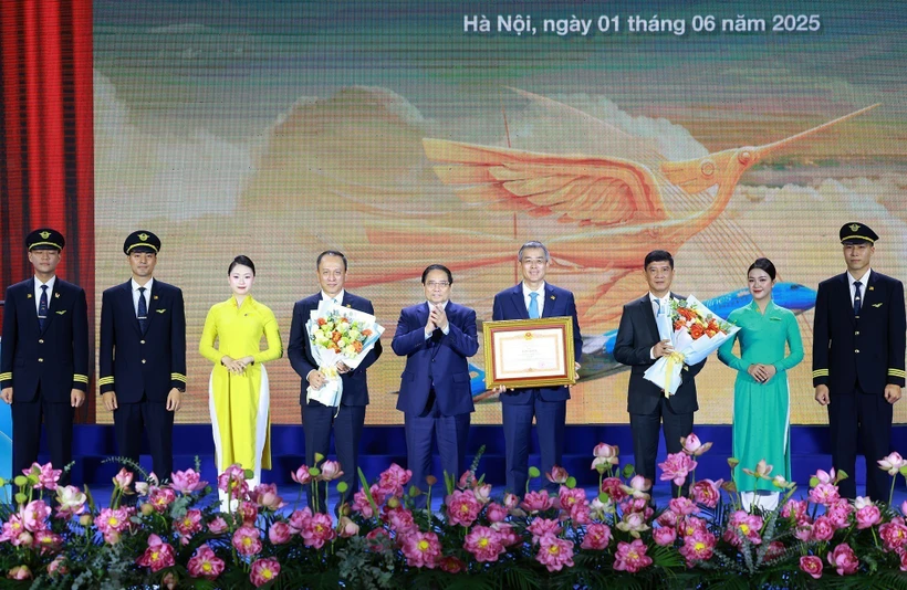 Премьер-министр Фам Минь Тьинь вручает Почетную грамоту корпорации Vietnam Airlines (Фото: ВИА)