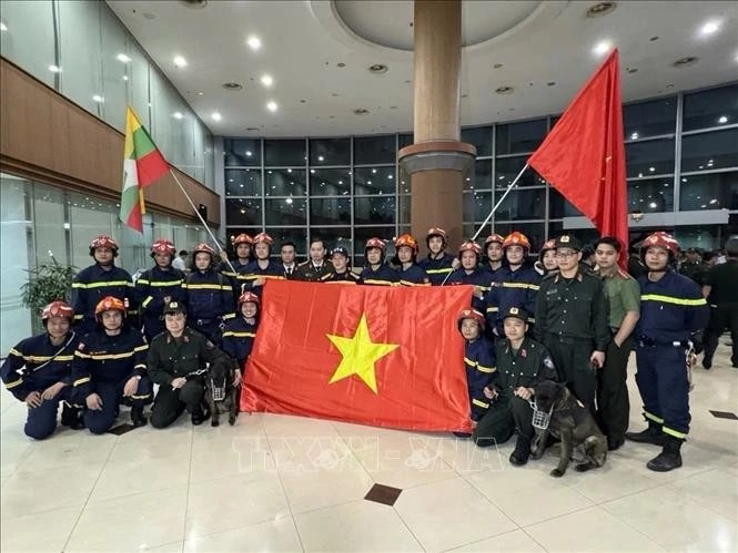 Вьетнамская спасательная группа Министерства общественной безопасности прибывала в Мьянму вечером 30 марта (Фото опубликовано ВИА)