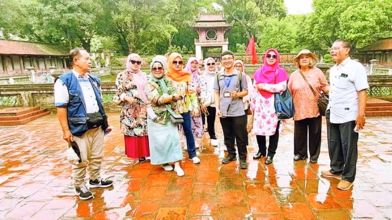 Мусульманские туристы посещают Храм литературы - Куок Ту Жам (Фото: Nhandan.vn)