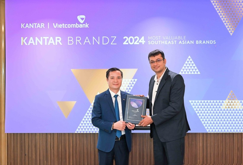 Представитель Vietcombank — заместитель генерального директора Ле Хоанг Тунг (слева) — получает сертификат “Топ-30 самых ценных брендов Юго-Восточной Азии” от представителя компании Kantar — директора по стратегическому развитию Kantar Insights Сумита Камры (Фото: Вьетнам+)