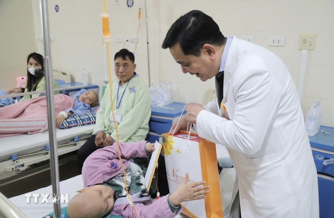 Руководство онкологической больницы K вручает подарки пациентам, проходящим лечение в больнице. 