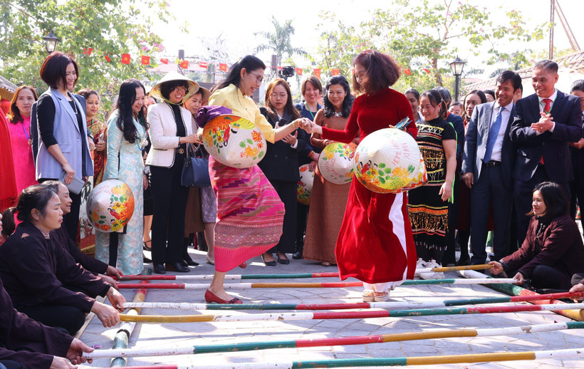 16 января 2025 года супруга Генсекретаря ЦК КПВ То Лама — Нго Фыонг Ли — приняла участие в программе культурной дипломатии «Гармония вьетнамского Тэта» вместе с женщинами-послами и супругами послов, а также глав представительств Вьетнама за рубежом (Фото: ВИА)
