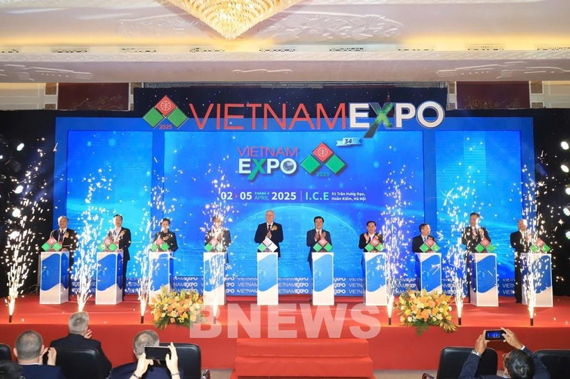 Церемония перерезания ленточки в честь открытия Vietnam Expo 2025 (Фото: ВИА)