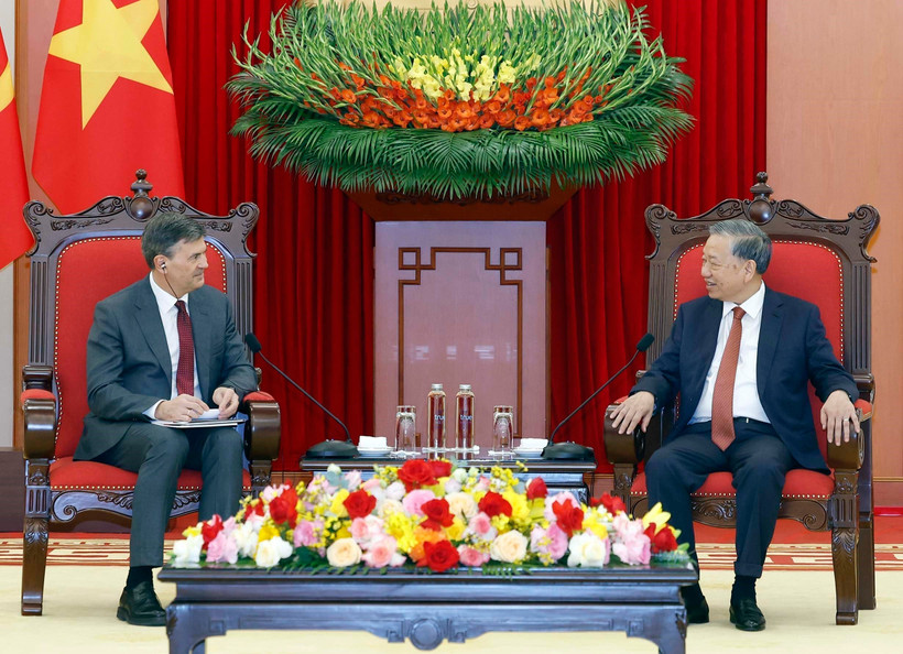 Генсекретарь То Лам принял директора Президентской академии РФ Алексея Комиссарова (Фото: ВИА)