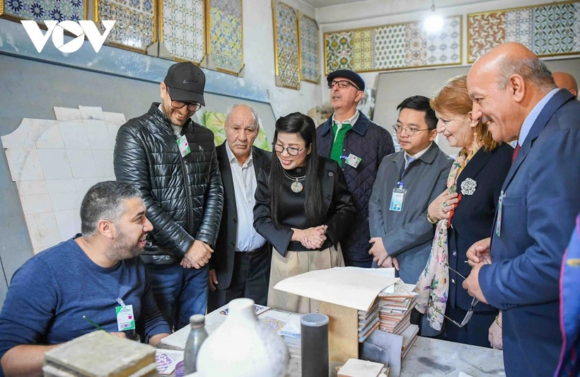 Супруга Премьер-министра Фам Минь Тьиня посетила и вручила подарки детям, находящимся в сложных жизненных обстоятельствах в Алжире