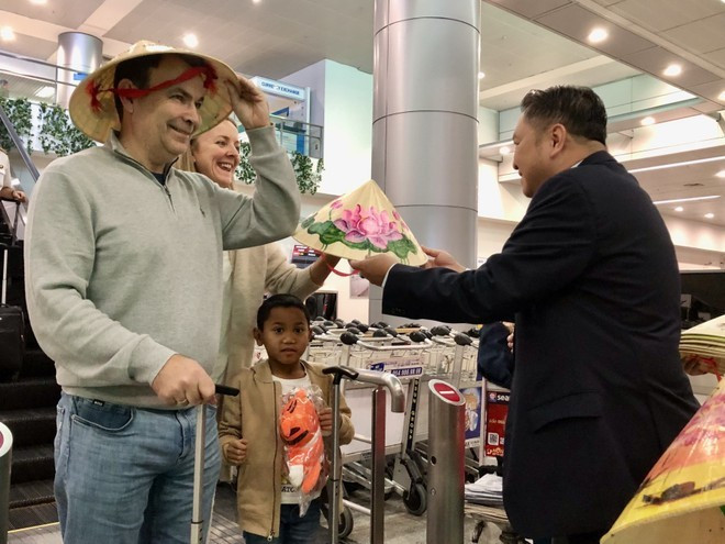 Первых иностранных гостей 2026 года в городе Хошимин встречают подарками. (Фото: ВИА)