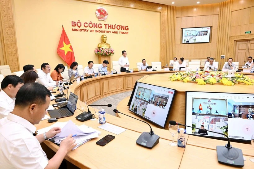 Министр промышленности и торговли, глава правительственной делегации на переговорах Нгуен Хонг Зьен председательствовал на рабочей сессии с корпорациями и крупными предприятиями Вьетнама (Фото: Вьетнам+)