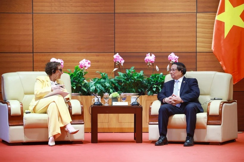 Премьер-министр Фам Минь Тьинь встретился с Генеральным секретарем ЮНКТАД Ребекой Гринспан в Ханое 17 апреля (Фото: ВИА) 