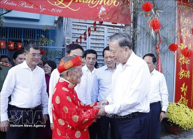 Генсекретарь То Лам посетил и поздравил с Тэтом 106-летнего исследователя Нгуен Динь Ты — автора множества ценных трудов в области истории и культуры (Фото: ВИА)