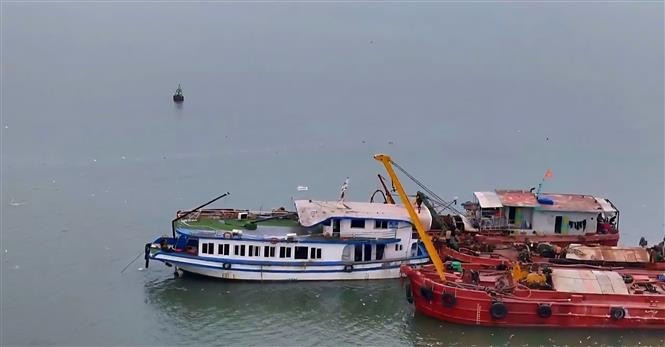 Из трюма судна «Синий залив 58» откачали воду и отбуксировали на территорию судоремонтного завода в Халонге (Фото: ВИА)
