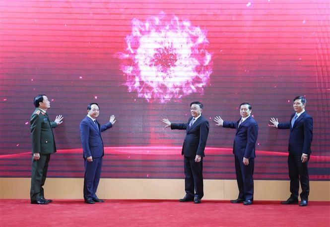 Постоянный член Секретариата ЦК Чан Кам Ту вместе с делегатами торжественно запускает мобильное приложение отрасли пропаганды и работы с населением (Фото: ВИА)