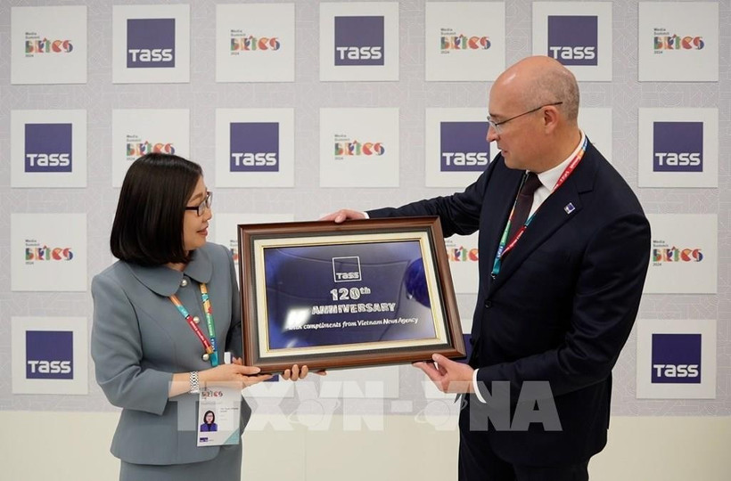 Заместитель гендиректора ВИА Доан Тхи Туэт Ньунг вручает подарок гендиректору ТАСС Андрею Кондрашову (Фото: ВИА)