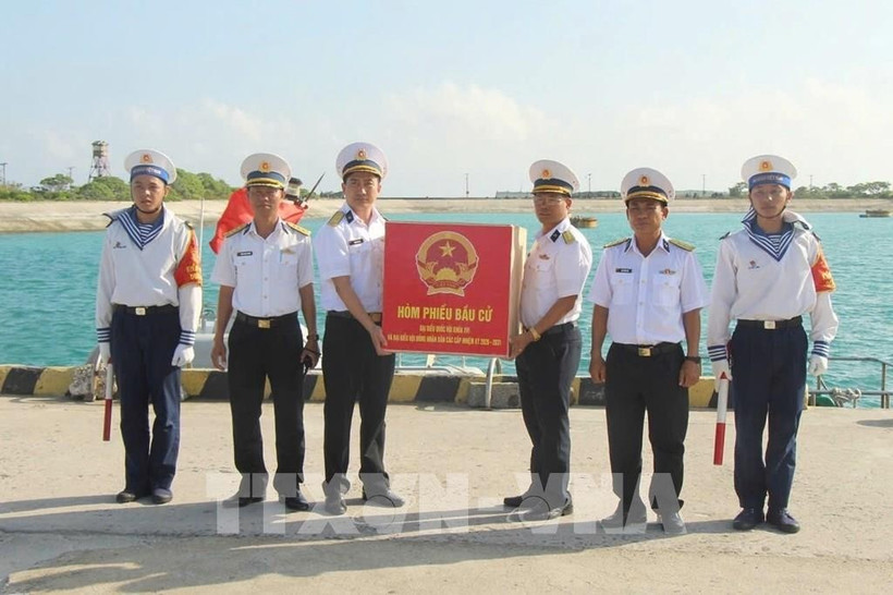 Командир острова Западный Шонгты принял избирательную урну от рабочей группы бригады 146 4-го военно-морского района ВМС Вьетнама (подразделения, выполняющего задачи в специальой административной зоне Чыонгша) и Избирательной комиссии провинции Кханьхоа для подготовки к досрочному дню голосования.