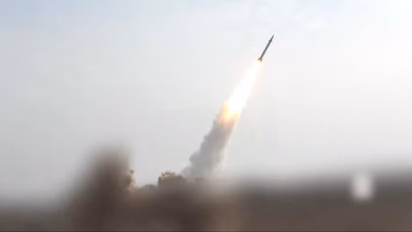 На кадрах видеозаписи, опубликованной движением хуситов в Йемене, показан запуск гиперзвуковой ракеты из секретного района на территории Йемена по целям в Израиле (Фото: Синьхуа/ВИА)