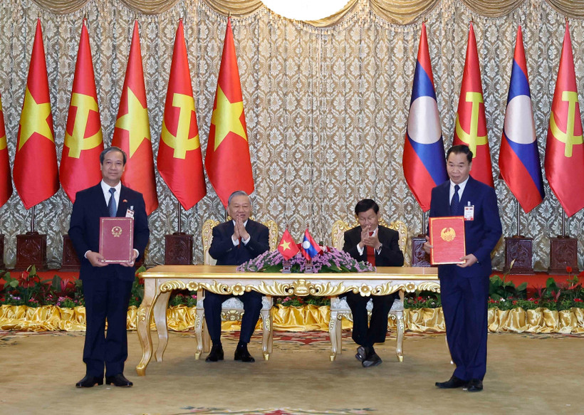 Генсекретарь То Лам и Генсекретарь ЦК НРПЛ, Президент ЛНДР Тхонглун Сисулит стали свидетелями церемонии обмена Меморандумом о взаимопонимании между Министерством образования и подготовки кадров Вьетнама и Министерством образования и спорта Лаоса (Фото: ВИА)