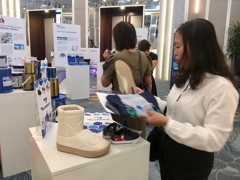 Только в IV квартале 2025 года общий объём розничной торговли товарами и доходов от потребительских услуг, по оценке, увеличился на 8,4% по сравнению с аналогичным периодом предыдущего года (Фото: Вьетнам+)