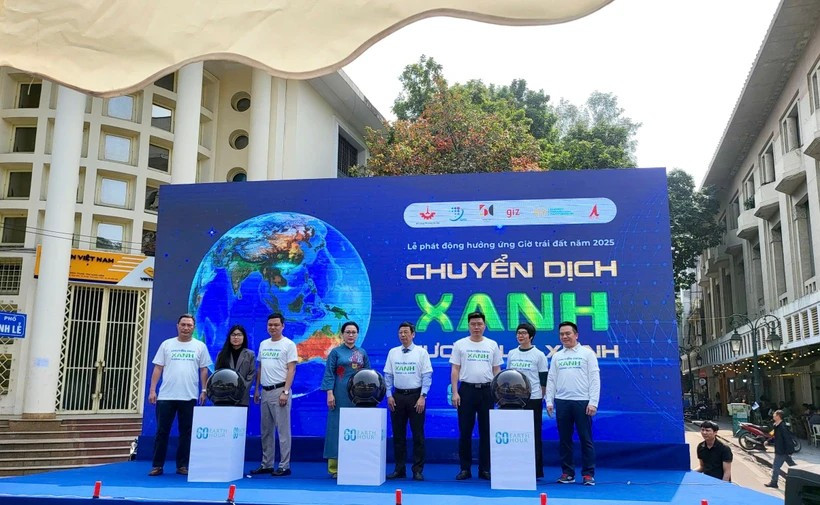 22 марта на пешеходной зоне у озера Хоанкием в Ханое состоялось мероприятие «Час Земли 2025», в котором приняли участие многочисленные делегаты, горожане, а также представители различных организаций и бизнес-сообществ Вьетнама (Фото: Дык Зуй/Вьетнам+)