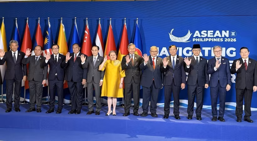 Министр иностранных дел Ле Хоай Чунг сфотографировался вместе с министрами иностранных дел стран АСЕАН перед встречей AMM-Retreat в городе Себу (Филиппины) (Фото: ВИА)