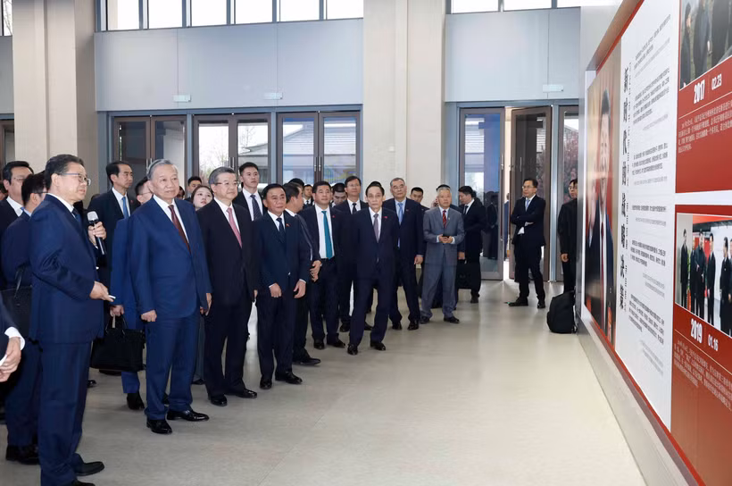 Генсекретарь, Президент То Лам проводит инспекционную поездку в стартовой зоне нового района Сюнъань в провинции Хэбэй (Китай) (Фото: ВИА)