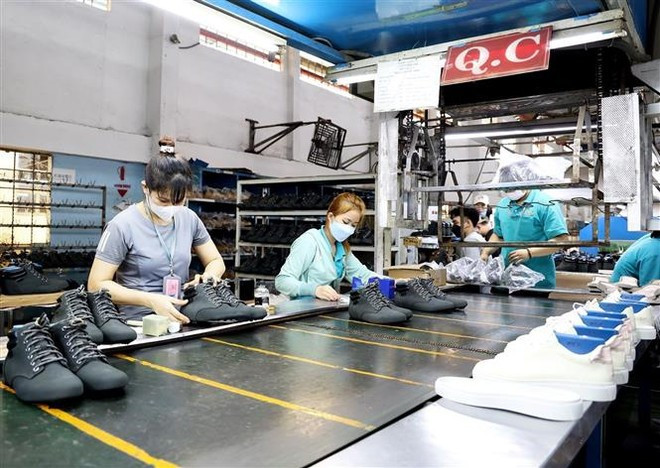 Рабочие работают на обувной фабрике Задинь, городок Тхудык, город Хошимин (Фото: ВИА)