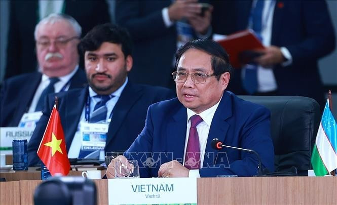 Премьер-министр Фам Минь Тьинь выступает с речью на высоком уровне в рамках дискуссии «Укрепление многосторонности, экономические и финансовые вопросы и искусственный интеллект» на расширенном саммите БРИКС 2025 года (Фото: ВИА)