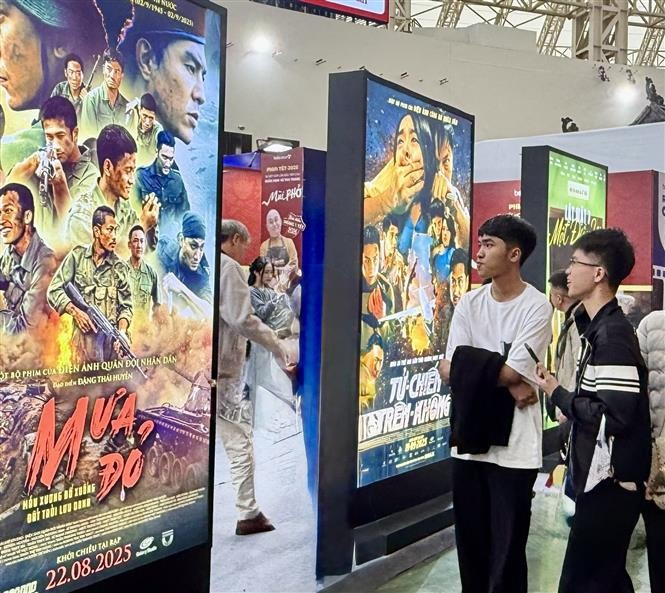 Посетители с интересом знакомятся с киноразделом на Осенней ярмарке ( Фото: ВИА)