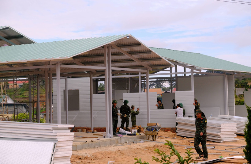 Оживлённая атмосфера строительных работ на четырёх жилых объектах граждан в рамках «Кампании Куанг Чунг», реализуемой в коммуне Д’ран в последние дни 2025 года (Фото: ВИА)