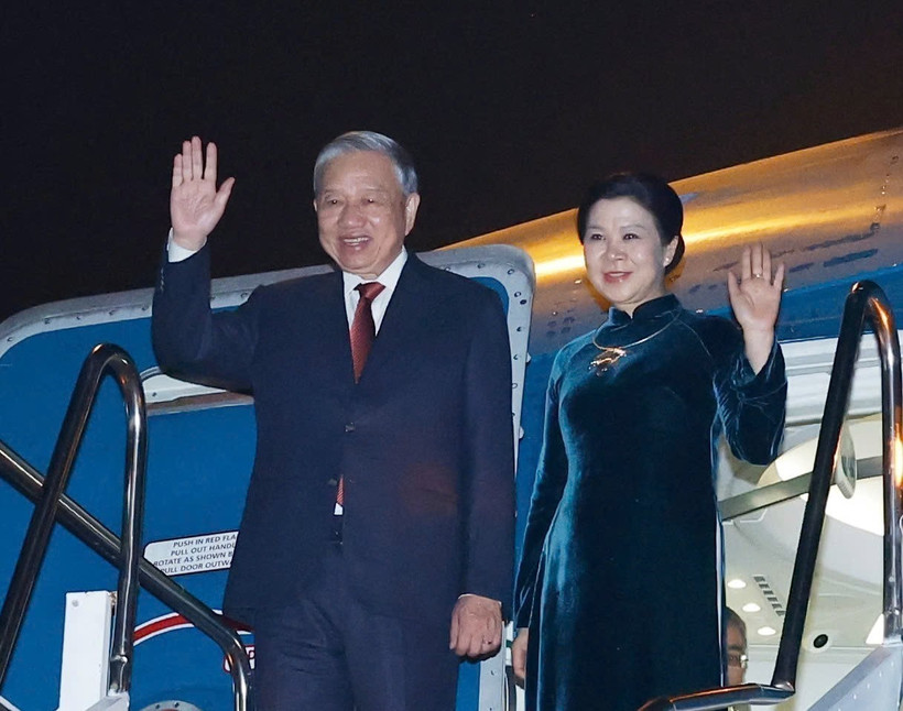 Генсекретарь То Лам и его супруга в Международном аэропорту Ваттай покидают столицу Вьентьян, завершив государственный визит в Лаос (Фото: ВИА)