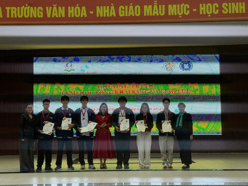 Вручение грамот ученикам в Ханое