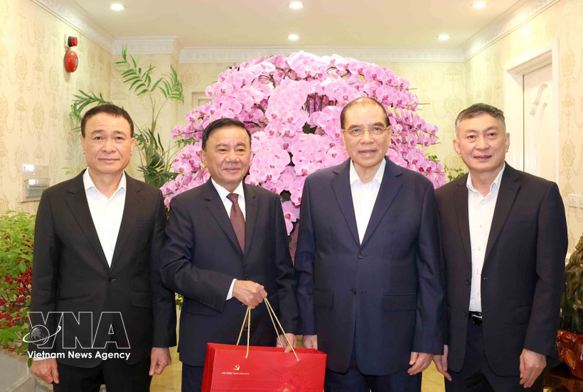 Постоянный член Секретариата ЦК КПВ Чан Кам Ту посетил и поздравил с Тэтом семью бывшего Генерального секретаря ЦК КПВ Нонг Дык Маня (Фото: ВИА)