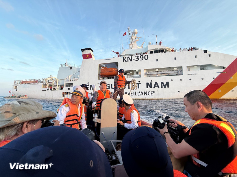 Более 60 соотечественников, проживающих за рубежом, вместе с членами рабочей делегации в рамках «Поезда Великого единства» посетили морскую платформу DK-1/8. (Фото: Вьетнам+)