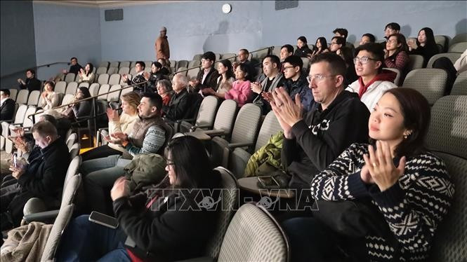 Множество американских зрителей и американцев вьетнамского происхождения пришли на просмотр фильма «Once Upon a Bridge in Vietnam» (Фото: ВИА)